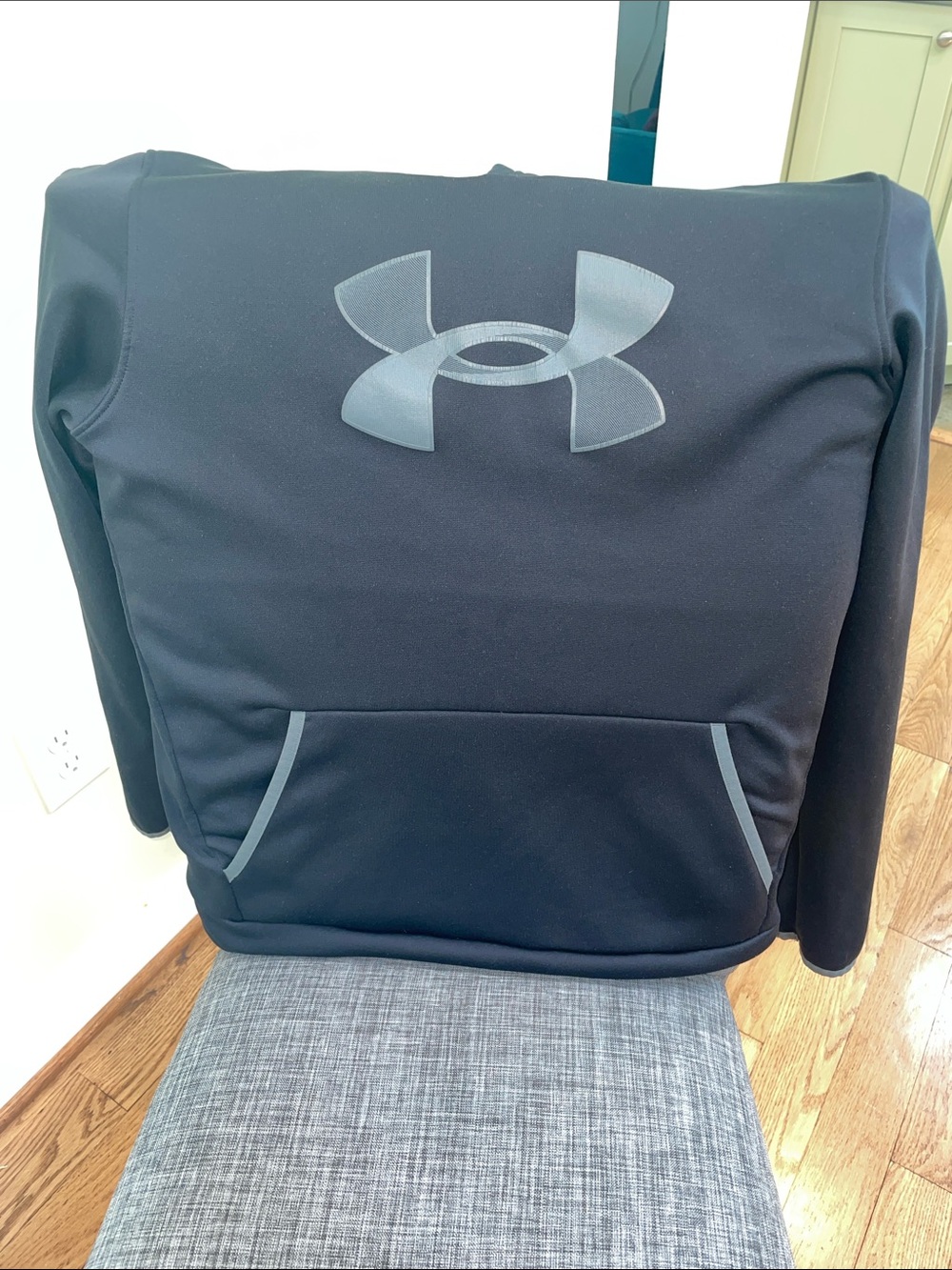 EUC Under Armour Black Pullover Hoodie with Gray Logo